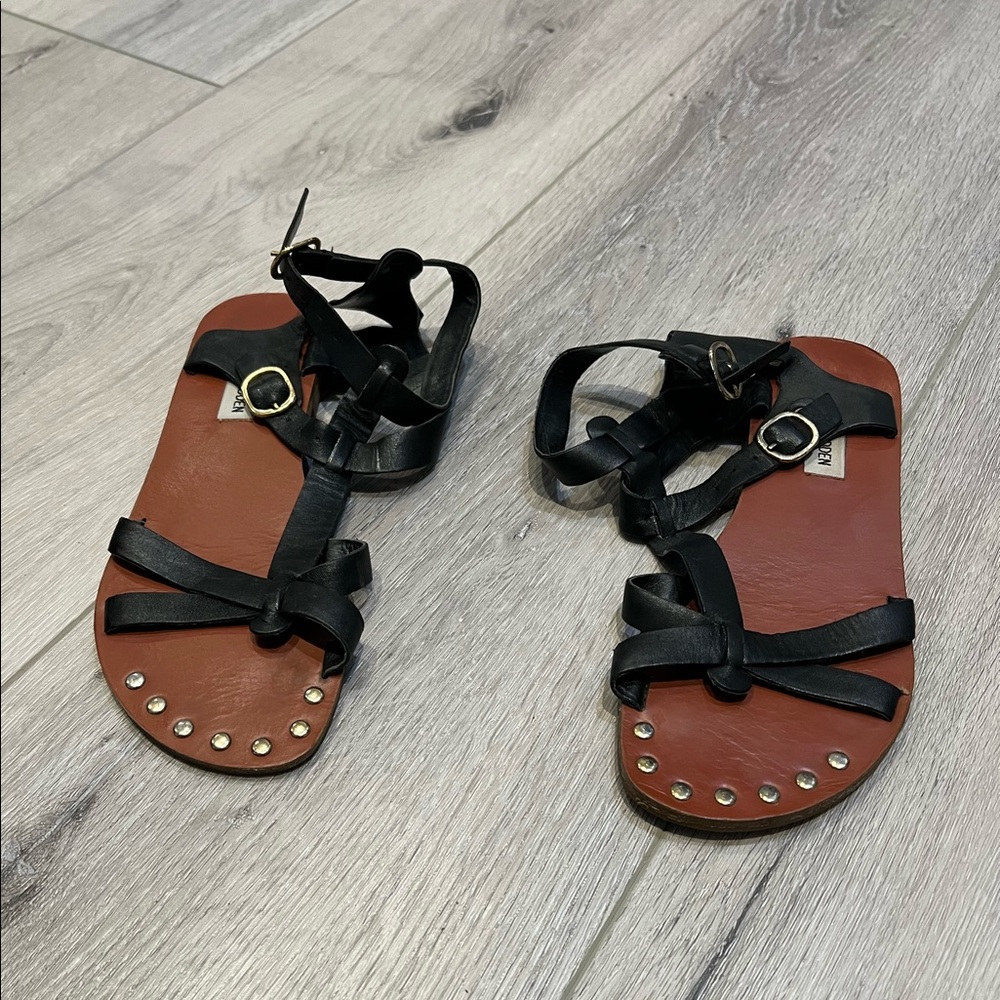 ❌ SOLD!! 👠 Black Leather and Gold Hardware Sandal, Steve Madden, Size 8